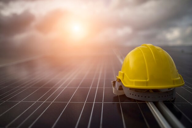 "A instalação de um sistema de energia elétrico fotovoltaico em sua propriedade pode ser um grande aliado na economia de energia elétrica. Um dos passos para que isso ocorra é a escolha de qual painel será instalado. E esse artigo vai te ajudar com isso."